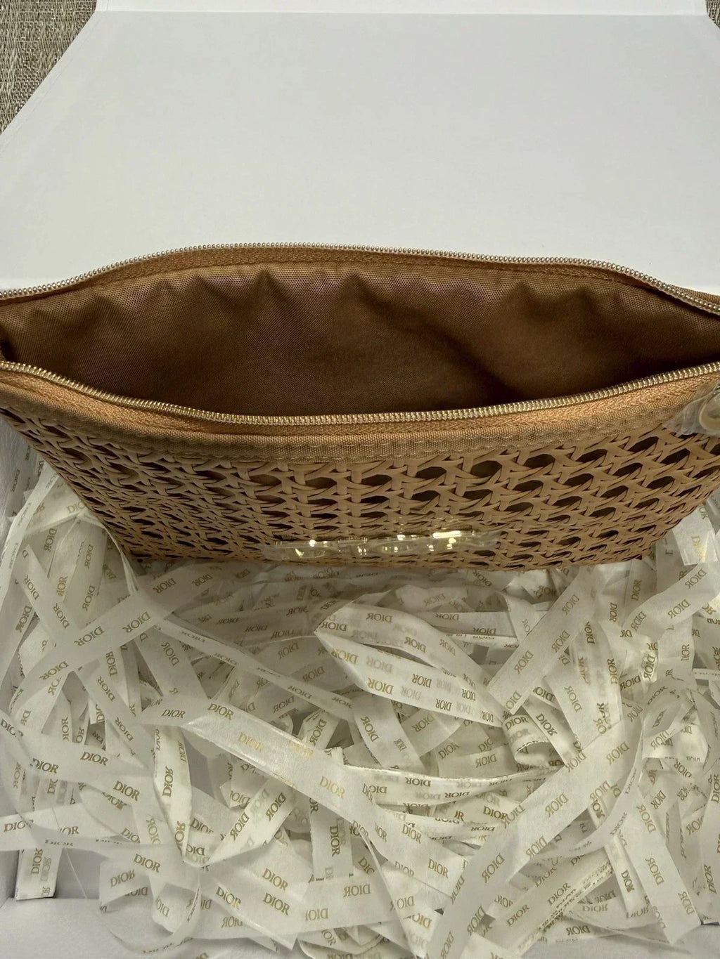 dior-raffia-pouch-limited-edition-summer-2026 Handle