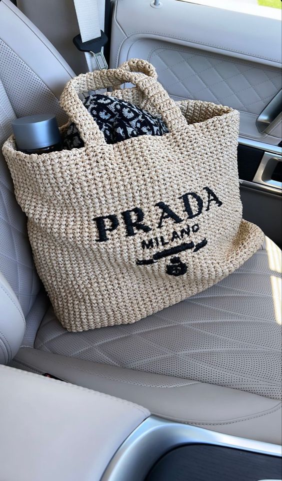 prada-raffia-bag-handbag-beach-bag-for-summer Handle