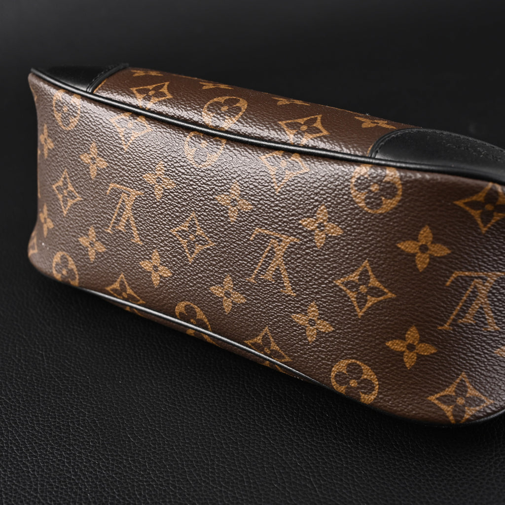 louis-vuitton-monogram-canvas-pochette-shoulder-bag Shoulder