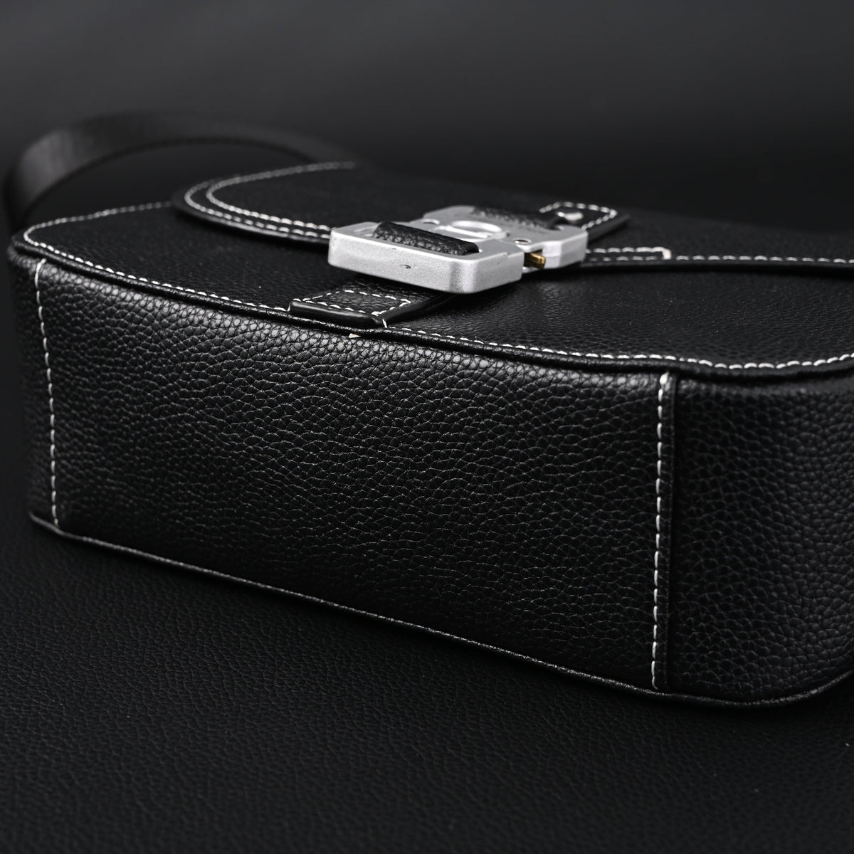 dior-saddle-crossbody-bag-black-grained-calfskin-with-silver-tone-hardware Crossbody
