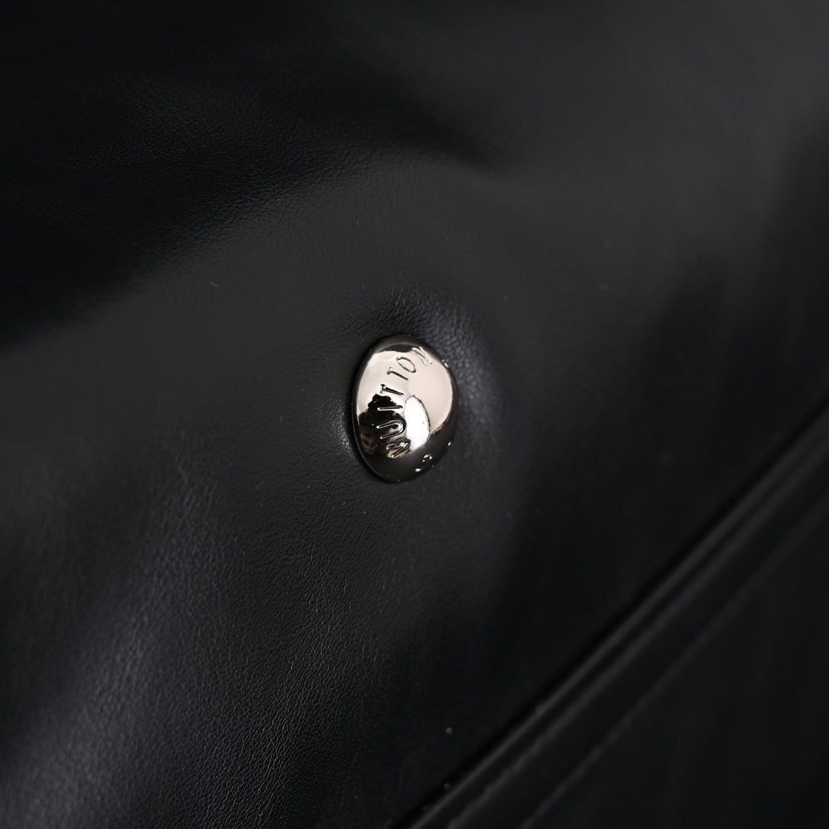 louis-vuitton-black-mahina-leather-hobo-shoulder-bag Tote