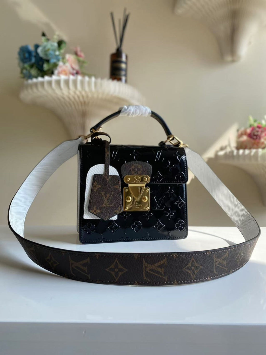 louis-vuitton-noir-monogram-vernis-leather-spring-street-nm-bag Handle