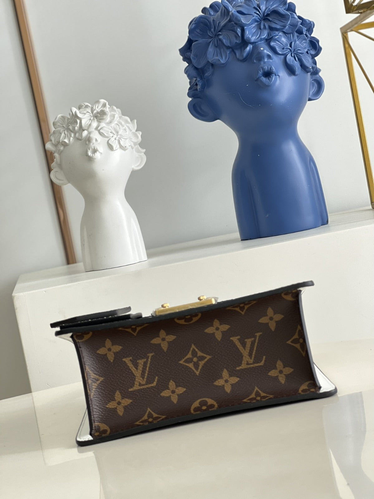 louis-vuitton-noir-monogram-vernis-leather-spring-street-nm-bag Handle