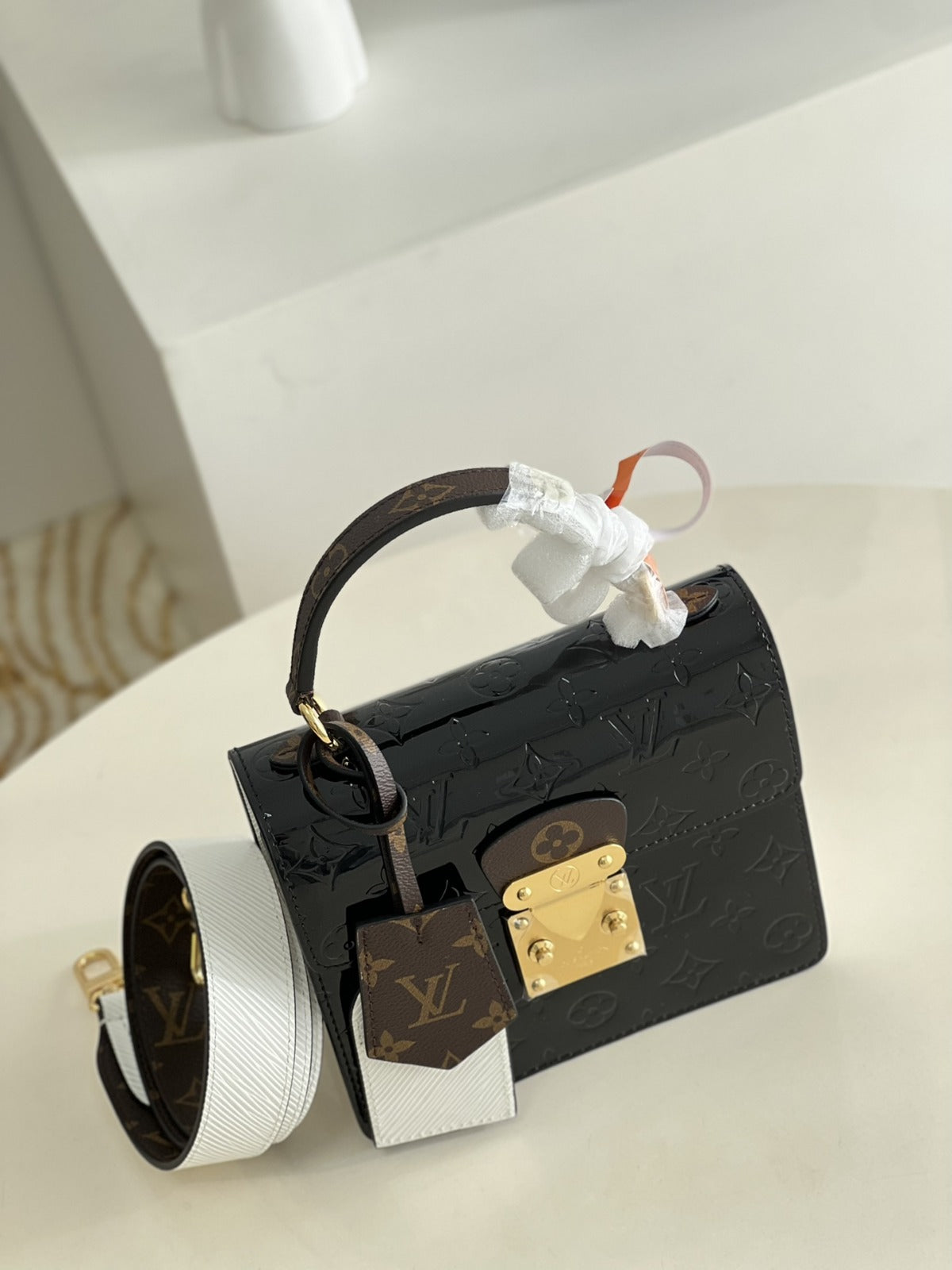 louis-vuitton-noir-monogram-vernis-leather-spring-street-nm-bag Handle