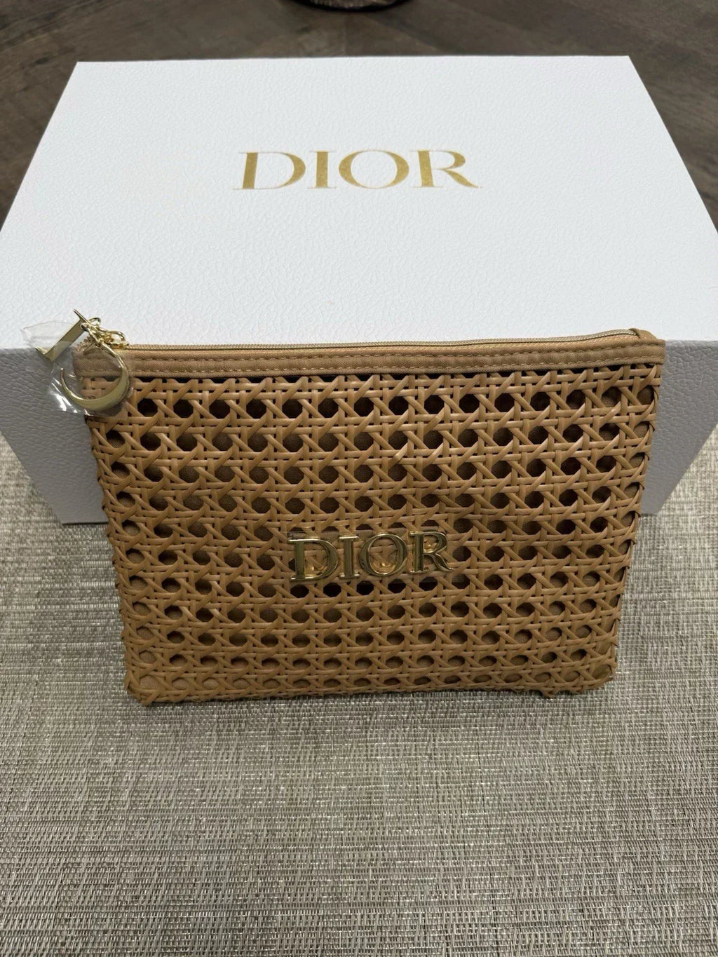 dior-raffia-pouch-limited-edition-summer-2026 Handle